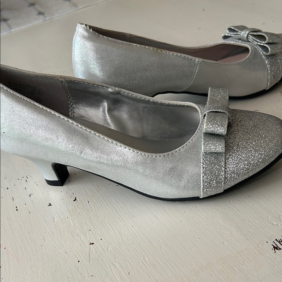 American Eagle Outfitters Other - American Eagle Outfitters low heel silver/metallic bow girls shoes size 3.5
